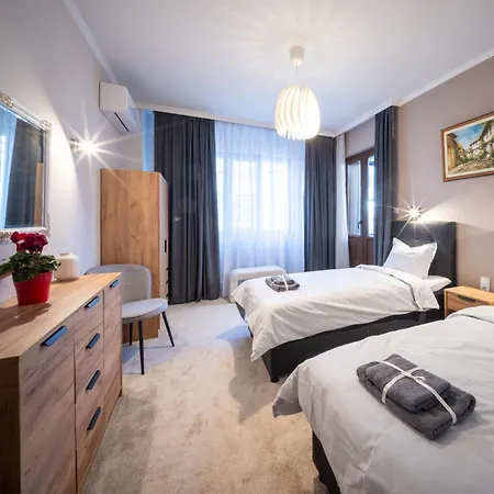 Centre Spacious 2 Bedroom דירה *