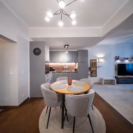 Centre Spacious 2 Bedroom דירה