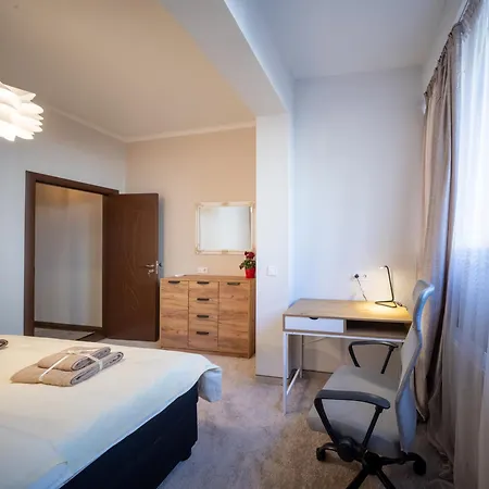 Centre Spacious 2 Bedroom דירה *